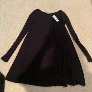 Black long-sleeve flowy dress